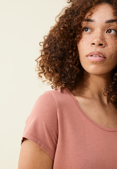 t-shirt en tencel loom vieux rose détail manche