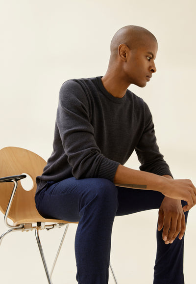 pull épais loom gris anthracite détail assis main