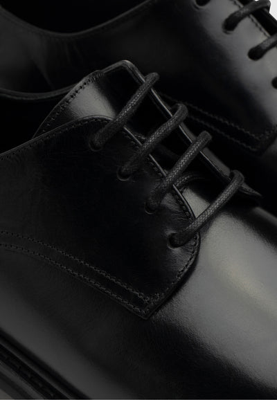 les derbies en cuir loom noir détail lacets