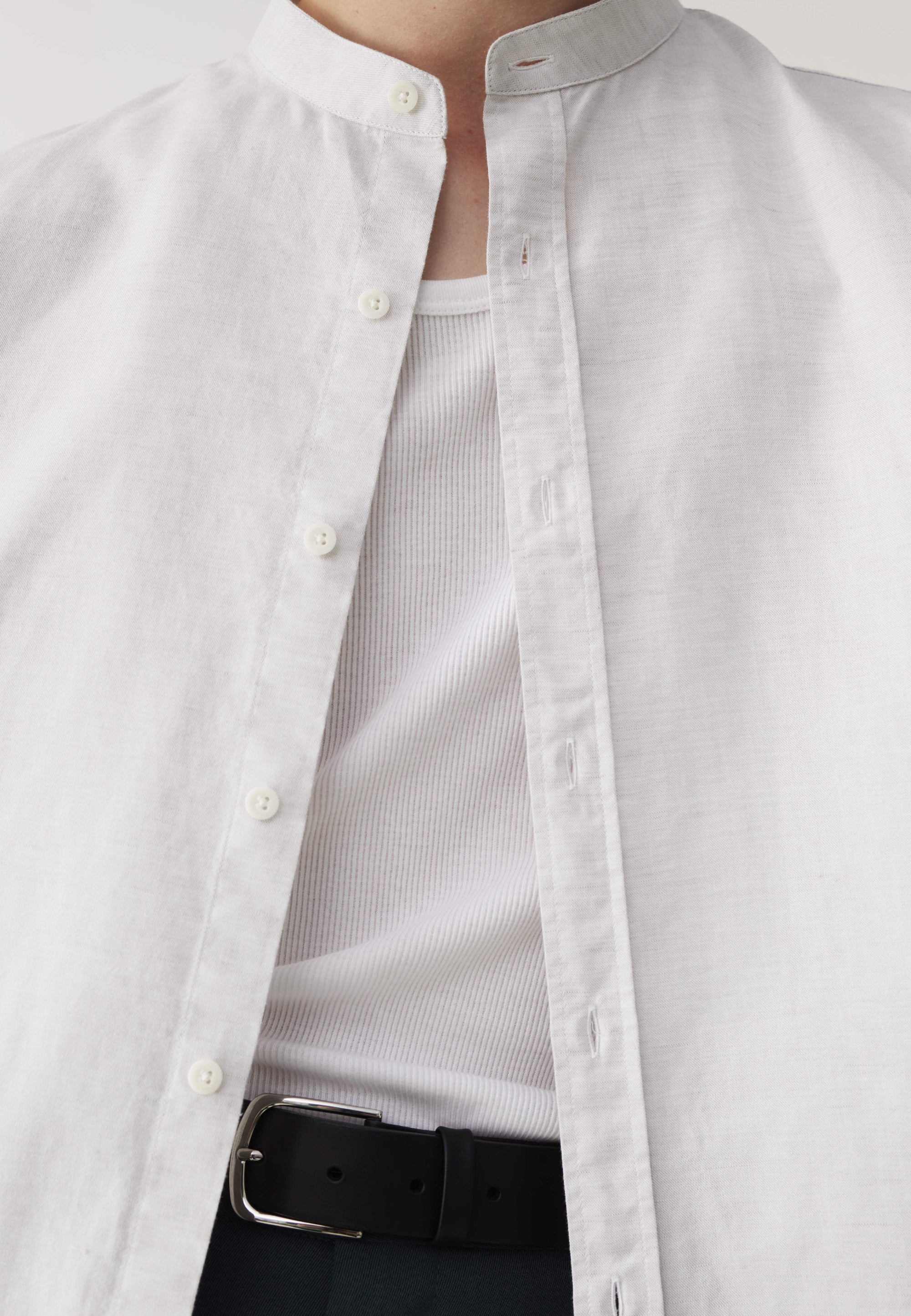 la chemise col mao blanc cassé détail tissu