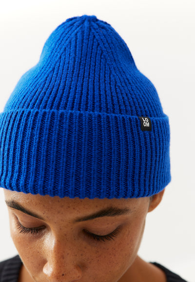 bonnet en laine loom Bleu électrique détail