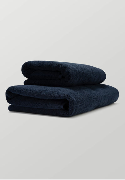 la serviette de bain bleu marine main.webp