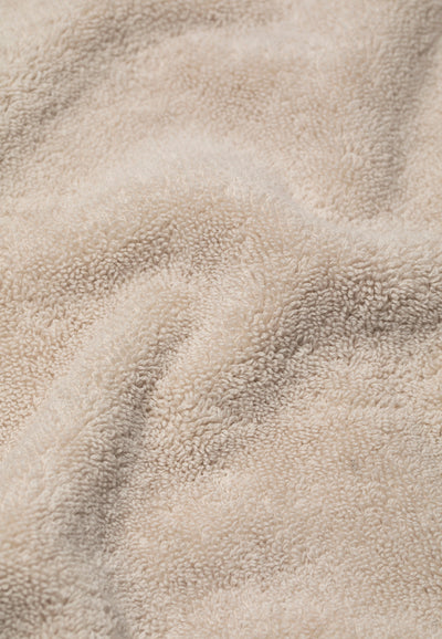 la serviette de bain beige détail matière.webp