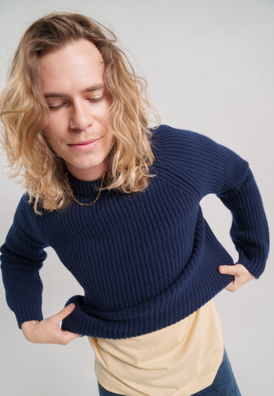 pull cotelé en laine bio loom bleu marine détail matière 2