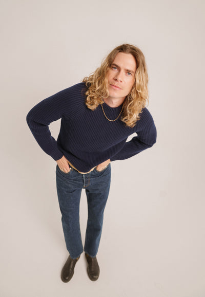 pull cotelé en laine bio loom bleu marine en pied