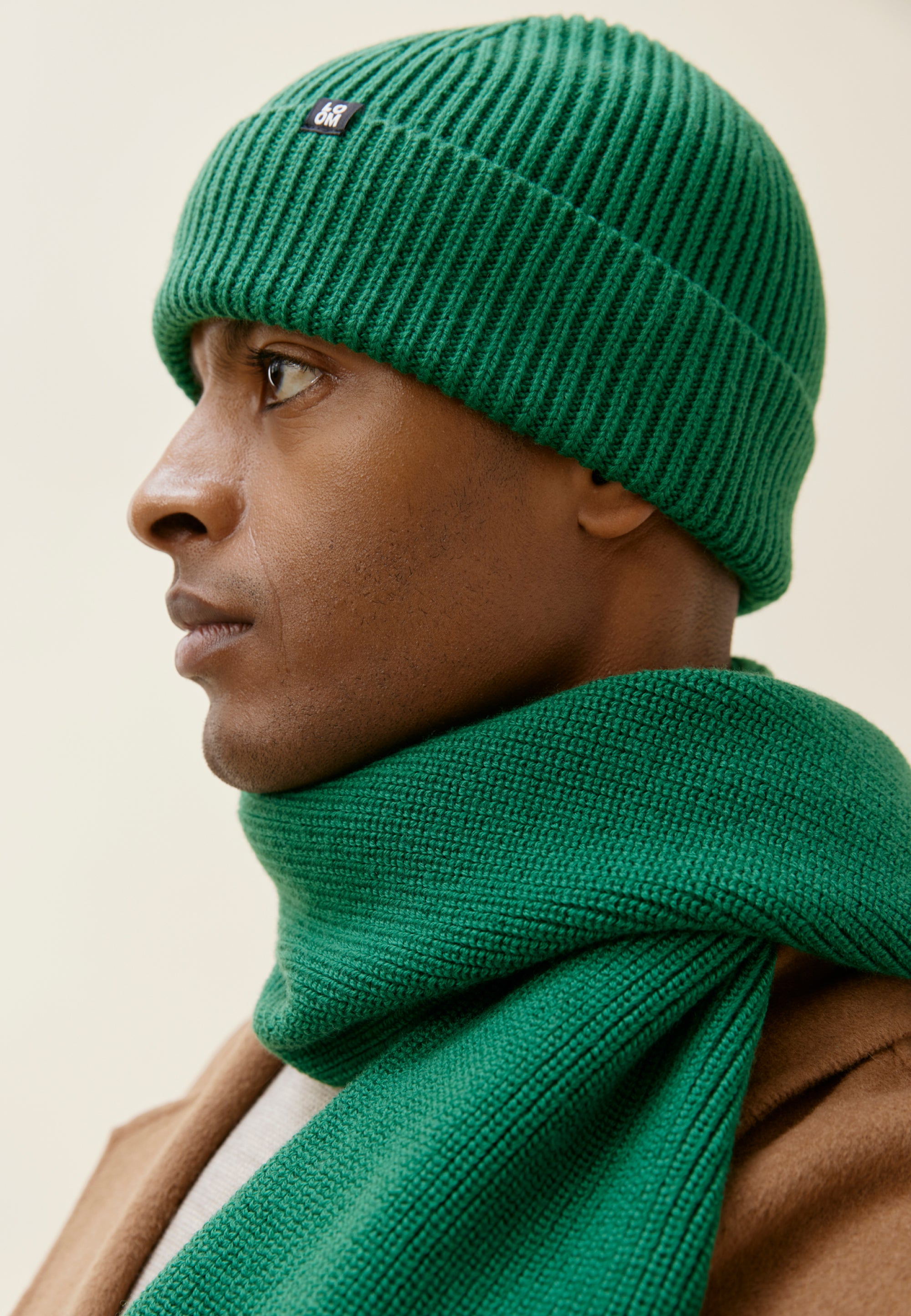 bonnet laine bio loom vert gazon profil main