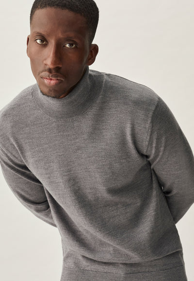 pull col roulé bio gris clair main