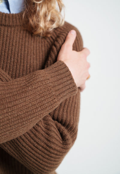 pull cotelé en laine bio loom marron détail manche