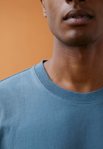 t-shirt heavyweight bleu tempête détail col