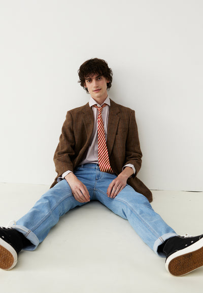 le jean bleu clair assis