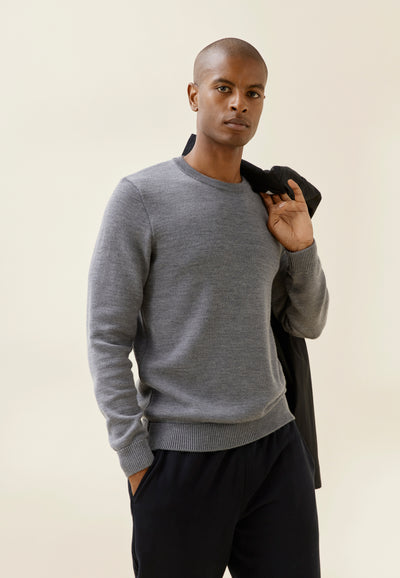 pull épais loom gris clair look main