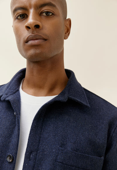surchemise en laine loom bleu marine détail col main