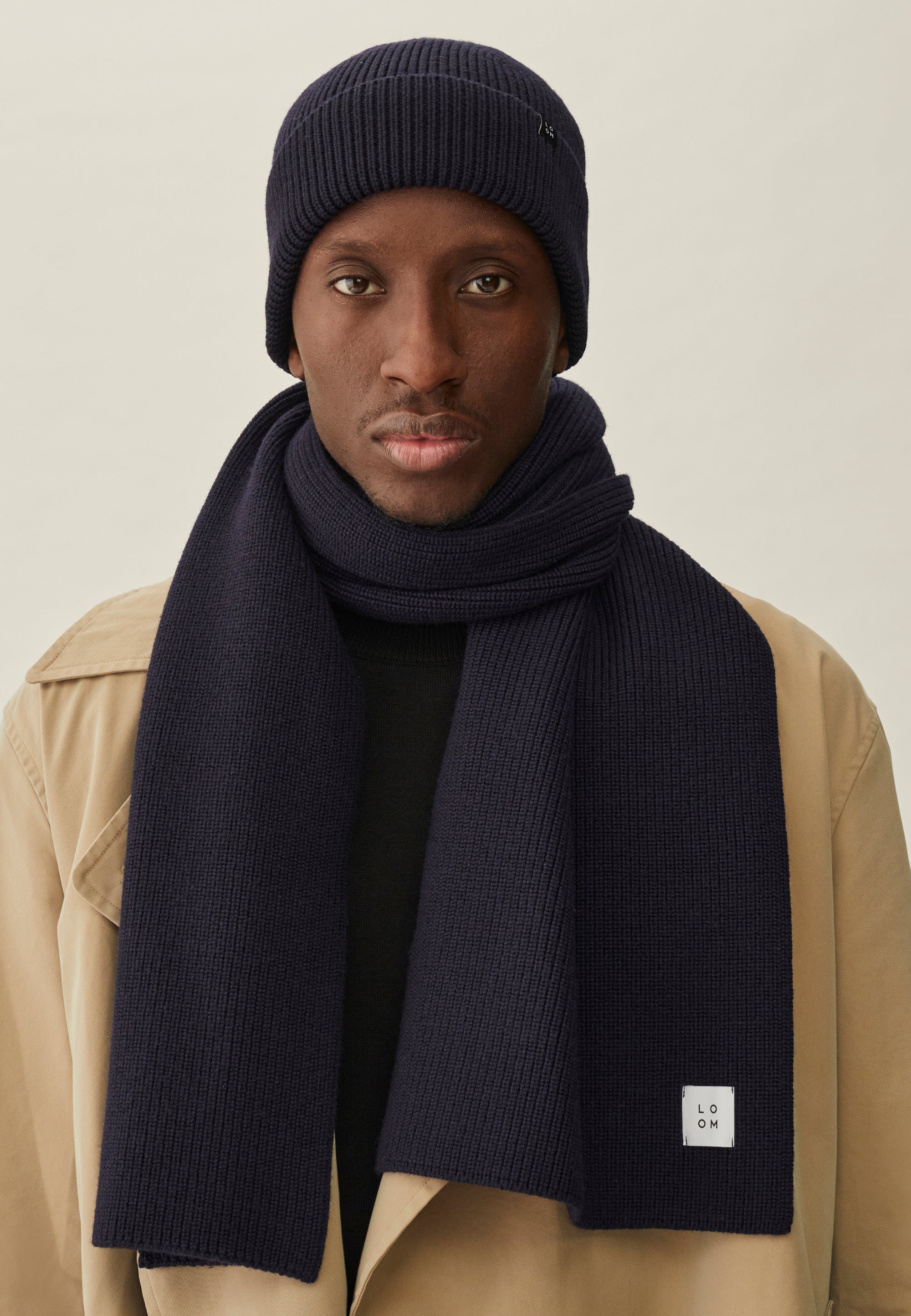 echarpe laine loom bleu marine femme portée main