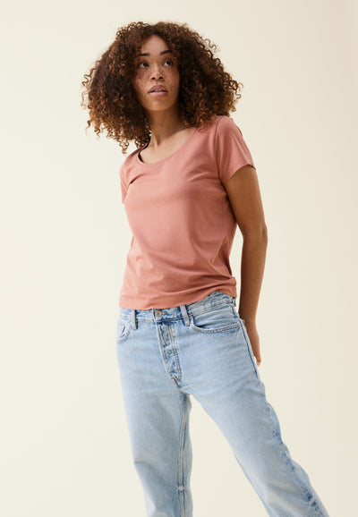 t-shirt en tencel loom vieux rose profil main