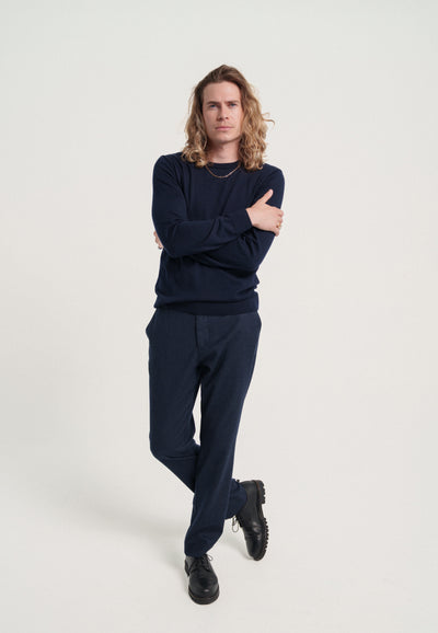 le pull fin coton laine bio loom bleu marine en pied