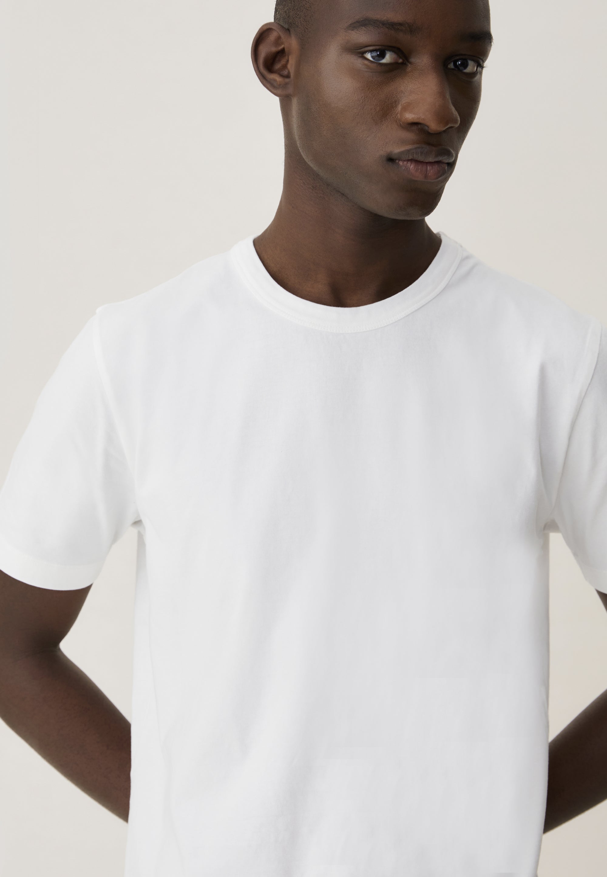 t-shirt coton blanc homme face main