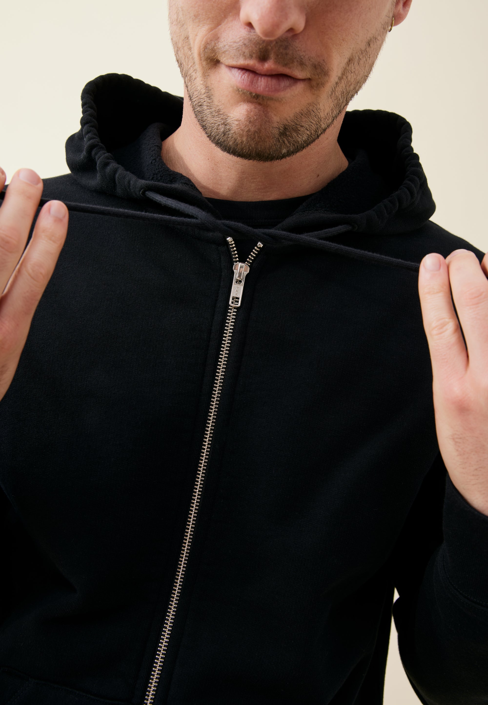 hoodie coton bio loom noir détail cordon