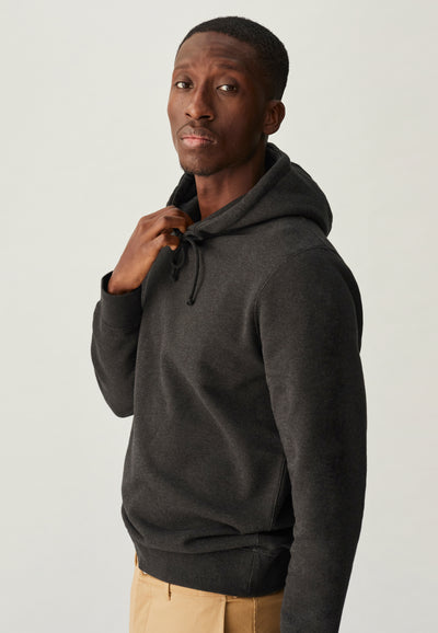 Sweat à capuche gris anthracite profil main