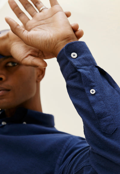 chemise en flanelle bleu foncé détail manche