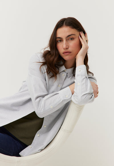 chemise oxford coton bio femme Rayures bleues assise