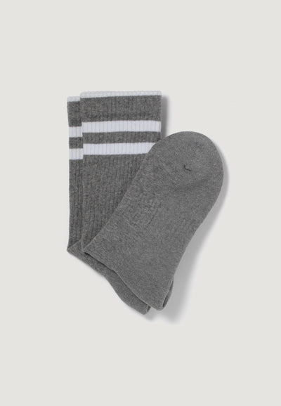 chaussettes côtelées gris pliées
