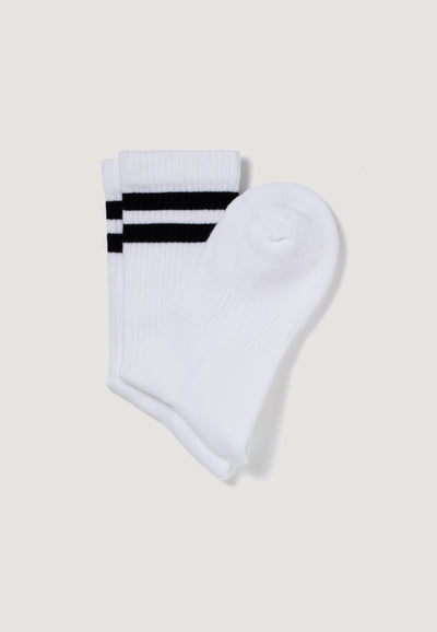 chaussettes côtelées rayures noires pliées