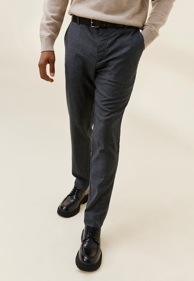 pantalon en flanelle de laine loom gris anthracite jambes 2 main