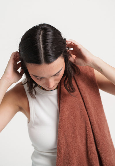 serviette de bain coton bio terracotta main