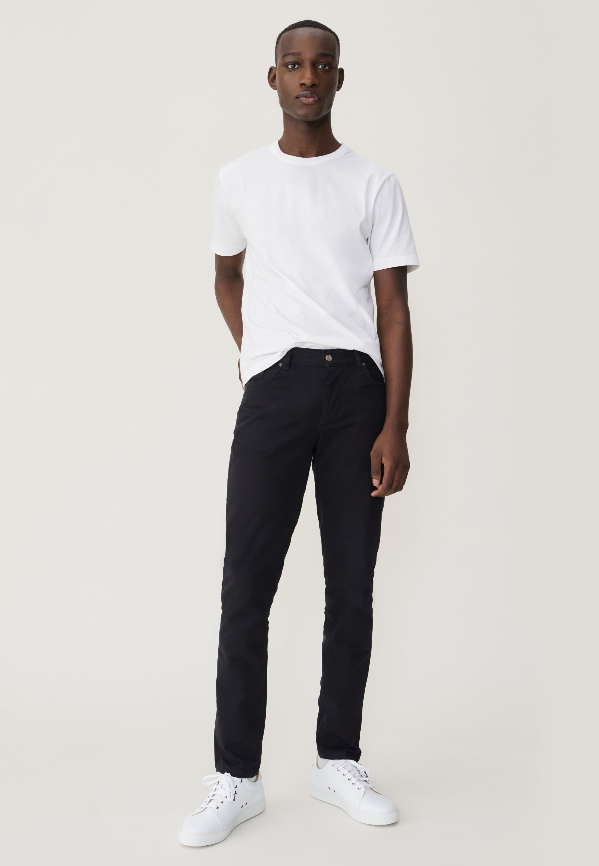 le jean noir loom en pied main