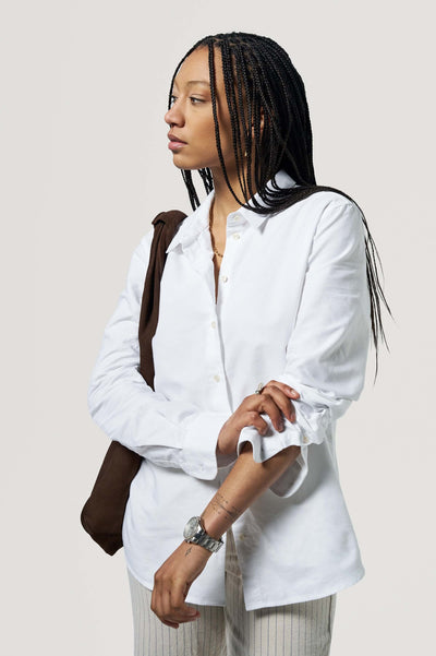 chemise oxford femme blanc profil main