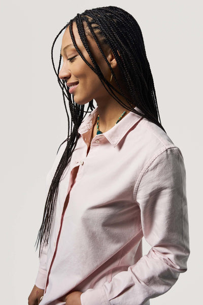 chemise oxford coton bio femme Rose pâle profil sourire