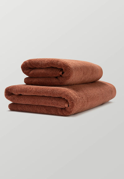 la serviette de bain terracotta main.webp