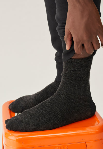 chaussettes laine loom gris anthracite main