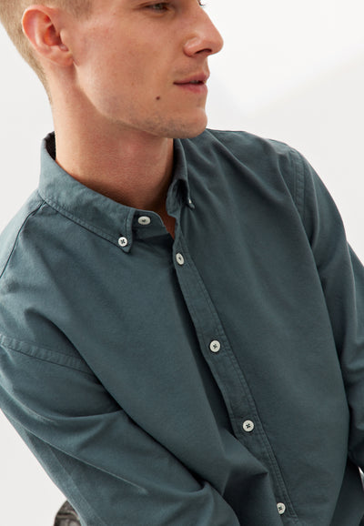 chemise oxford coton bio loom Pétrole détail main