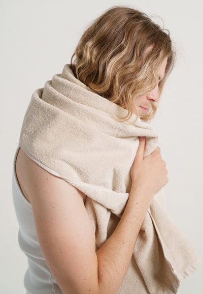 serviette de bain coton bio loom beige main