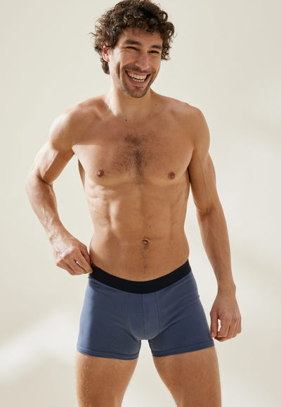 boxer bleu gris face main