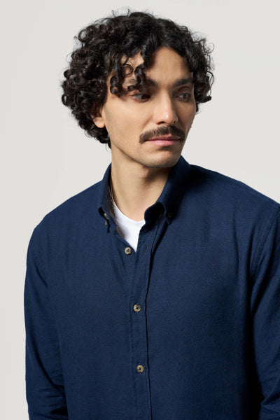 chemise en flanelle bleu foncé profil