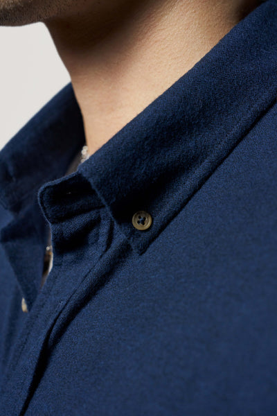 chemise en flanelle bleu foncé détail col