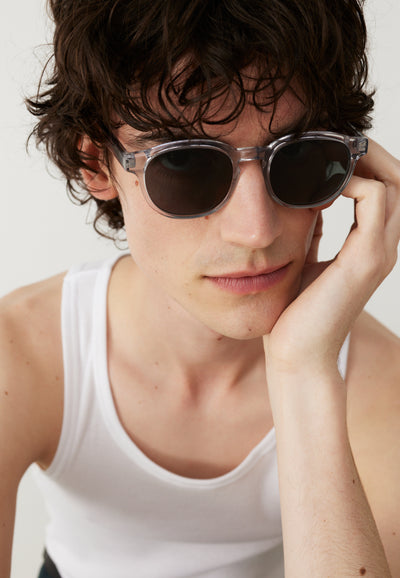 lunettes de soleil gris clair closeup main