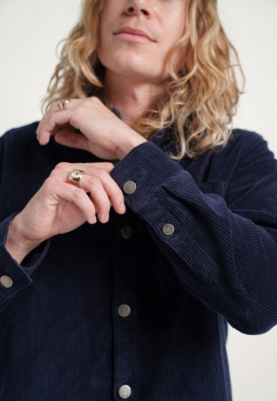 surchemis en velours coton bio loom bleu marine détail manche