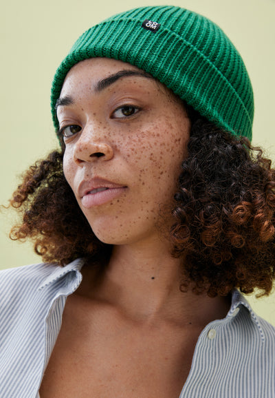 bonnet laine loom femme vert gazon face main