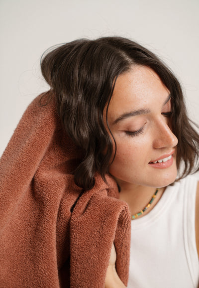 serviette de bain coton bio terracotta cheveux
