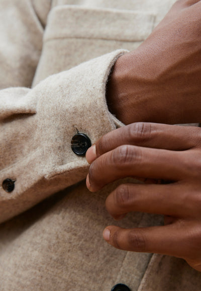 surchemise en laine loom beige clair détail manche