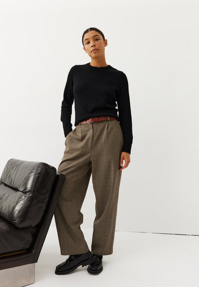 pull classique en laine bio loom noir en pied