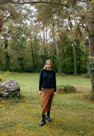 pull en coton bio loom noir détail buste en pied look