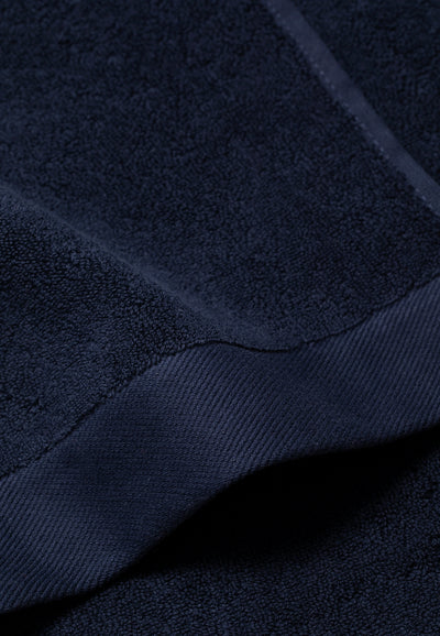 la serviette de bain bleu marine détail côté.webp