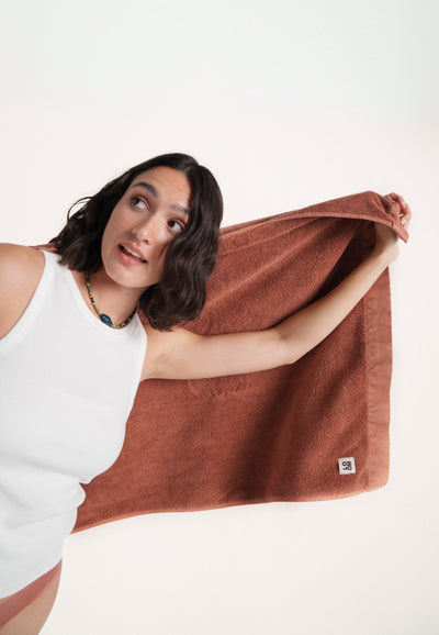 serviette de bain coton bio terracotta portée