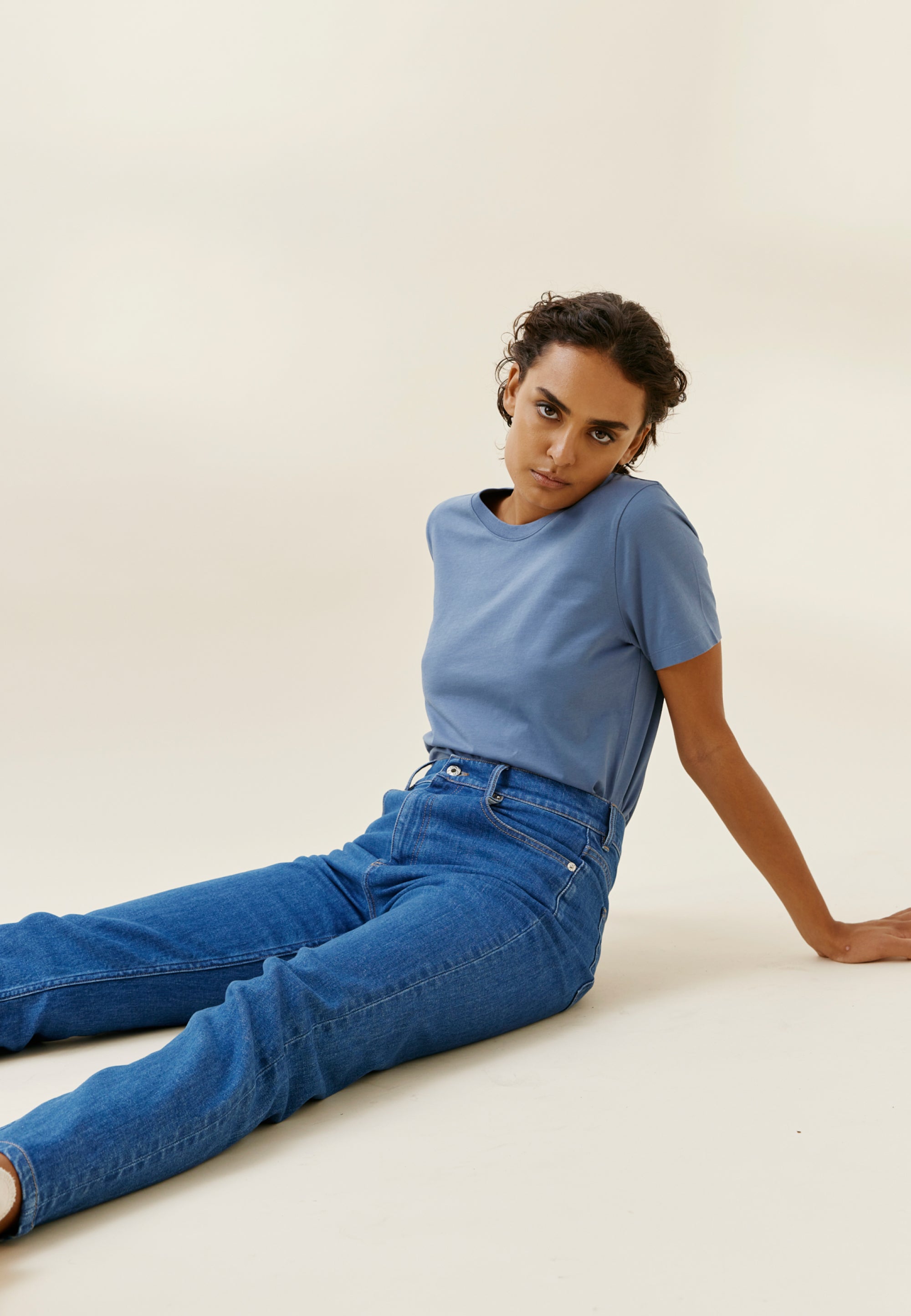 t-shirt coton bio bleu tempête assise main