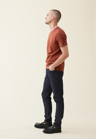 le jean bleu bleu foncé profil 2 main