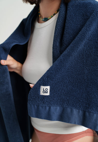 serviette de bain coton bio bleu marine détail matière main